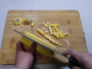 五彩玉米丁——如何快速剥玉米粒的做法 步骤1