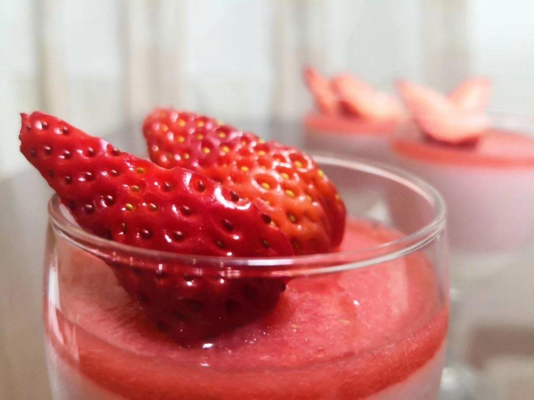 酸酸甜甜草莓慕斯杯