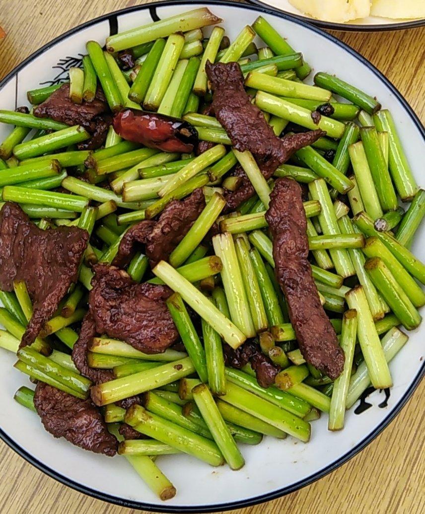 10分钟搞定的蒜苔炒肉，能吃三碗米饭。