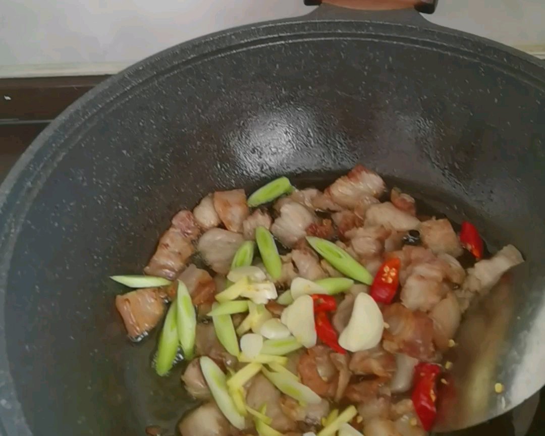 五花肉干锅花菜的做法
