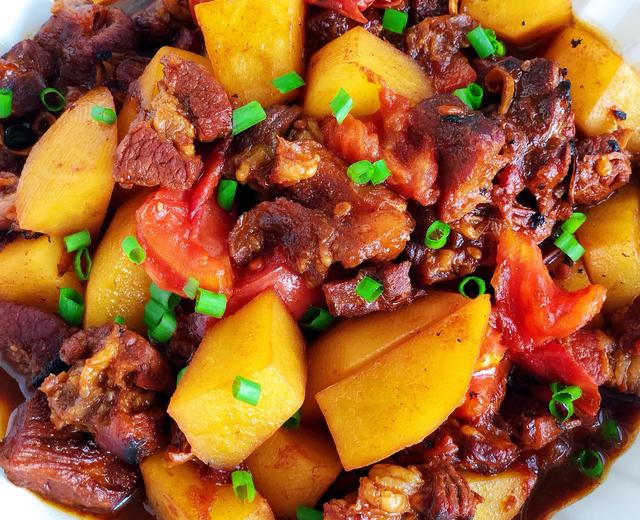 秋冬必吃番茄土豆炖牛腩，肉烂软糯酸甜可口巨下饭，暖胃驱寒佳品的做法