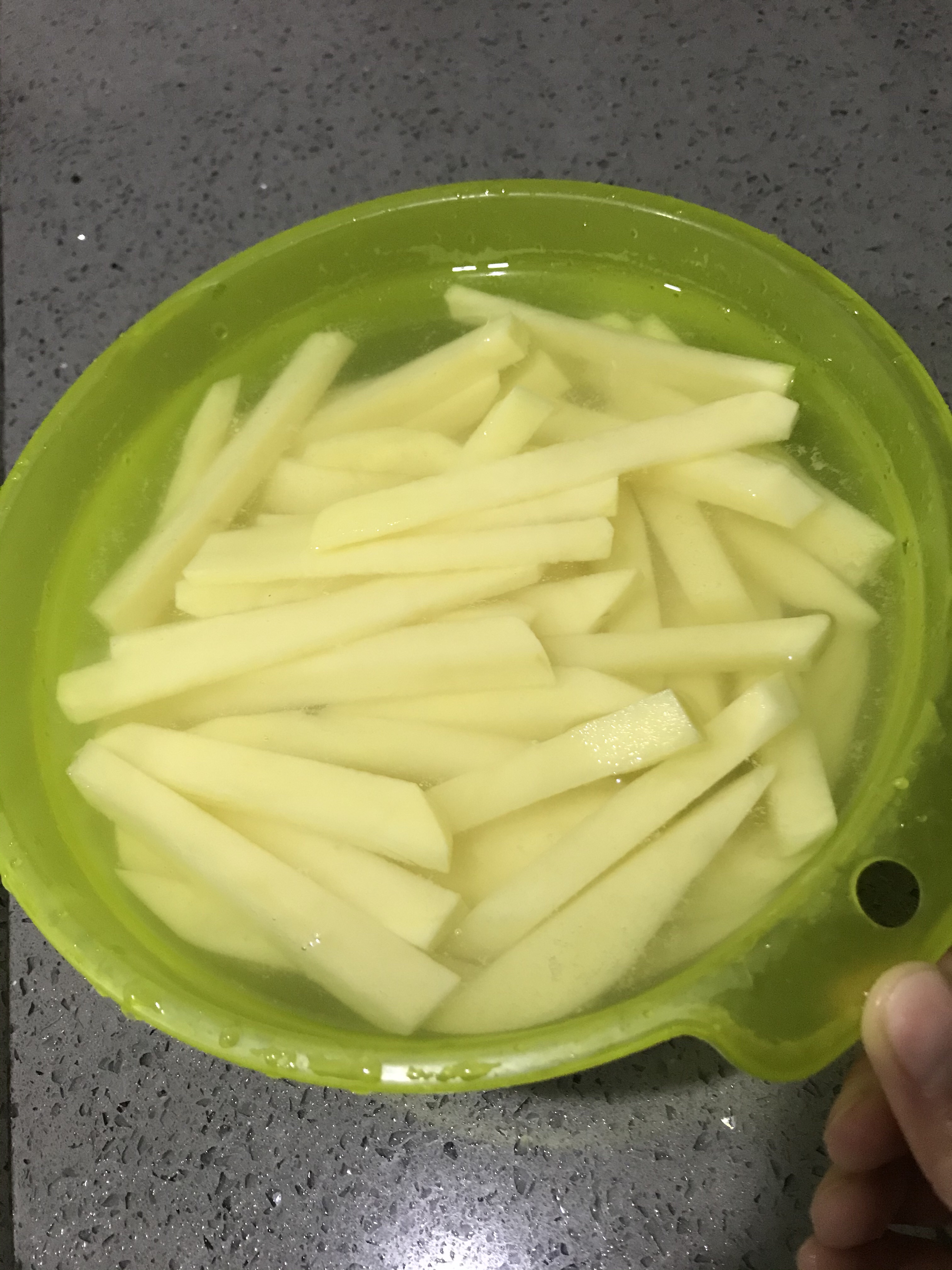史上最好吃的薯条🍟（无需冷冻）的做法 步骤1