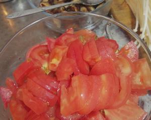 番茄香菇巴沙鱼汤+各种配菜的做法 步骤3