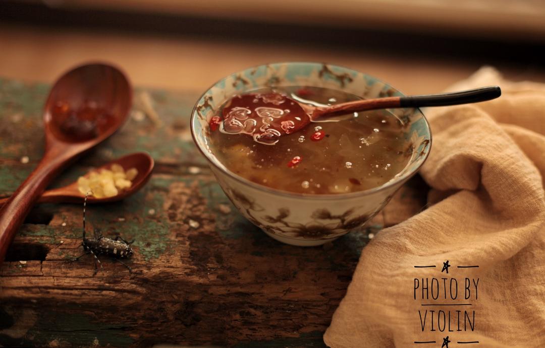 美容润肤 益气补血《桃胶皂角米百合银耳红枣羹》