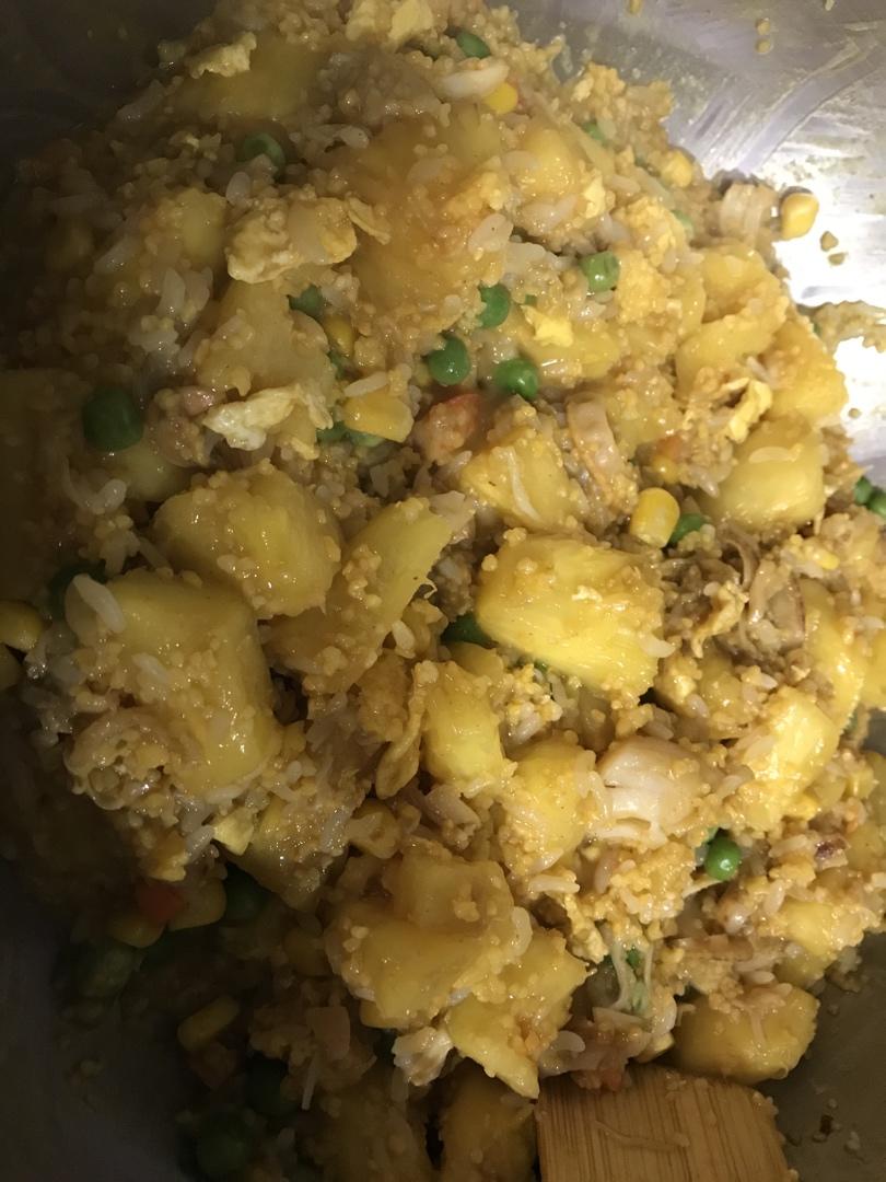 泰式海鲜菠萝饭