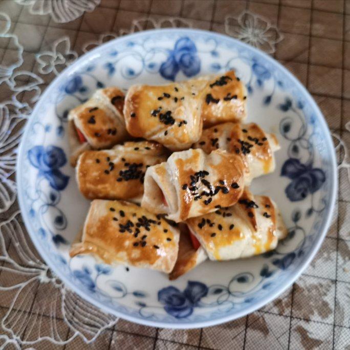 香肠酥皮卷：手抓饼皮还能这样吃，不用和面快速搞定早餐