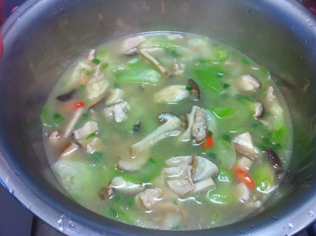 丝瓜肉片香菇汤