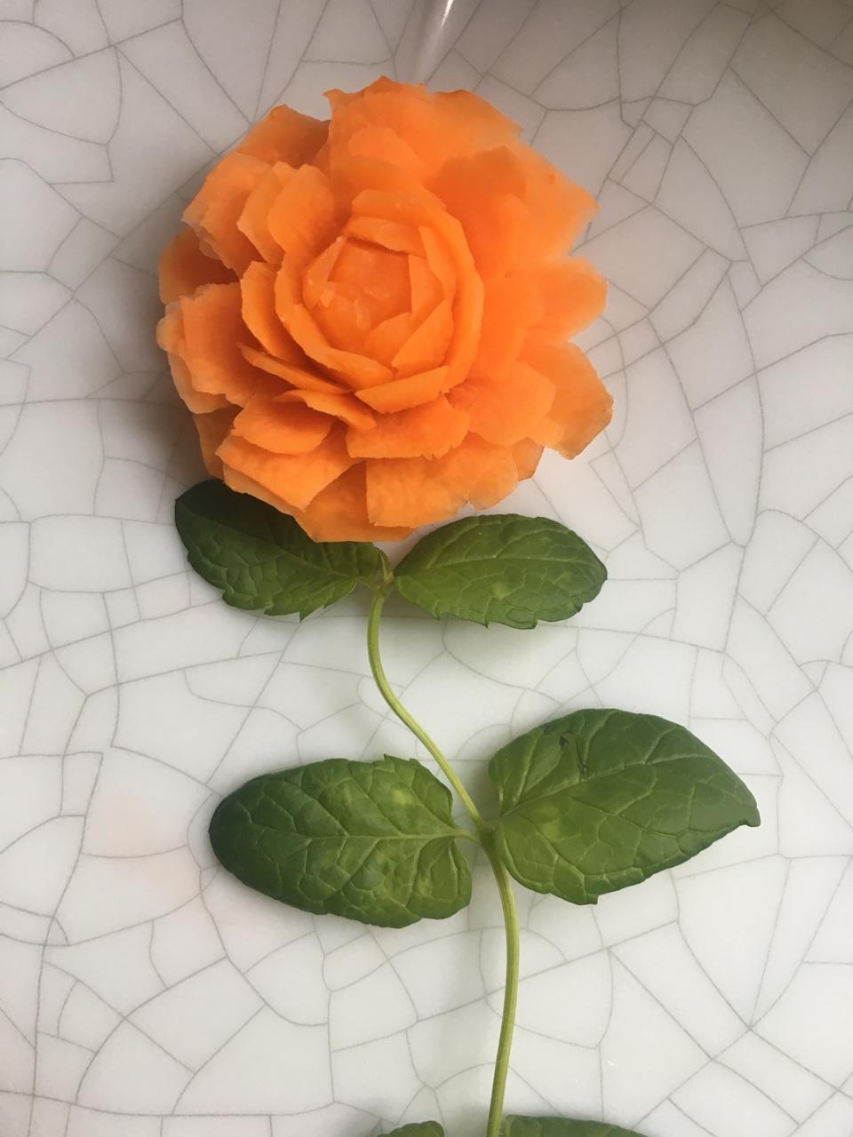 雕刻萝卜花让你的菜肴锦上添花