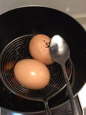 满屋飘香：五香茶叶蛋的做法 步骤9