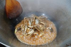 好吃到舔盘的油酱蟹的做法 步骤4