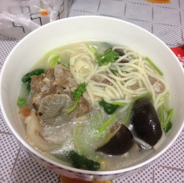 s美食大咖做的大骨头汤面