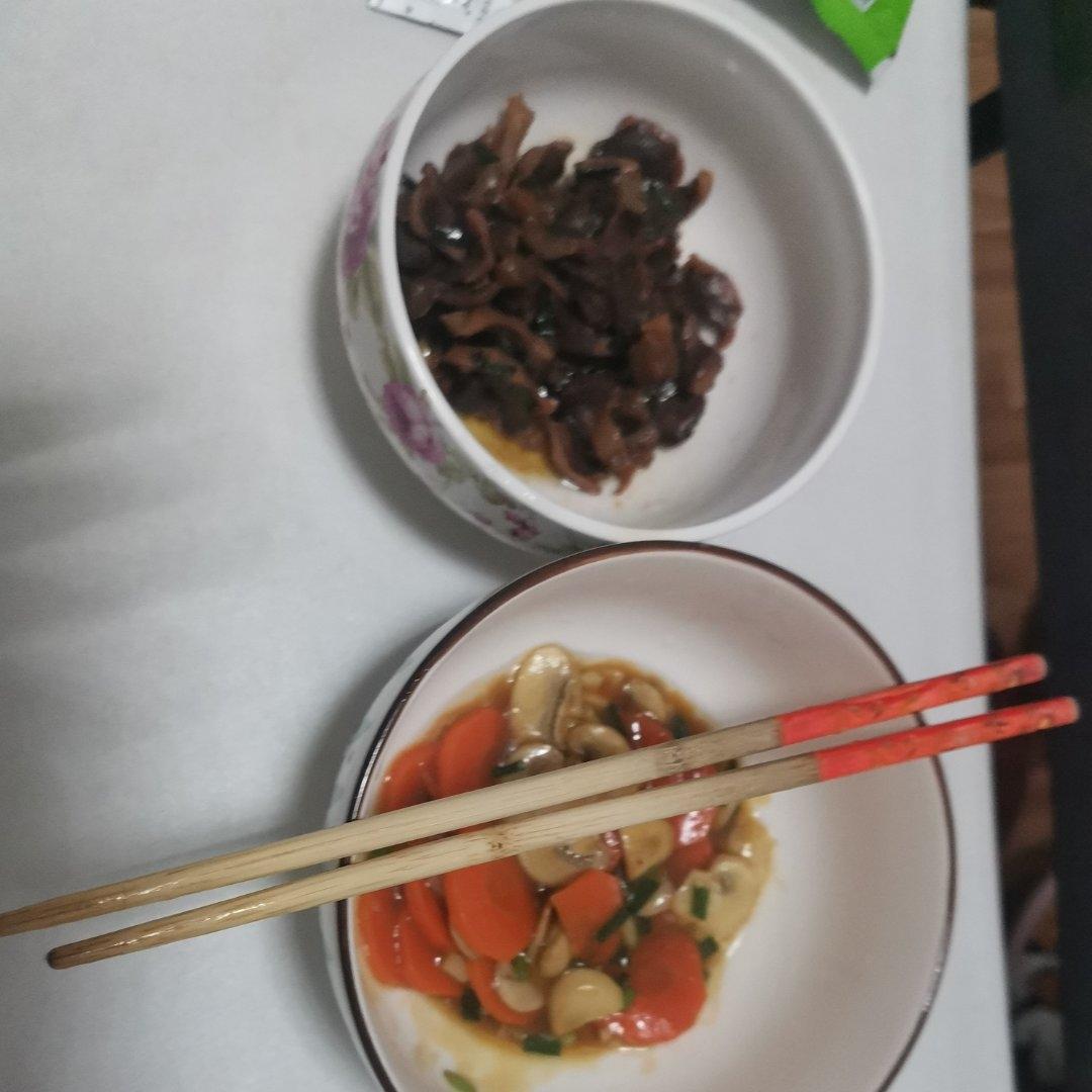 口蘑炒胡萝卜洋葱