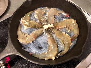 蒜蓉粉絲蝦🦐（平底鐵鍋不只是煎牛扒！）的做法 步骤4