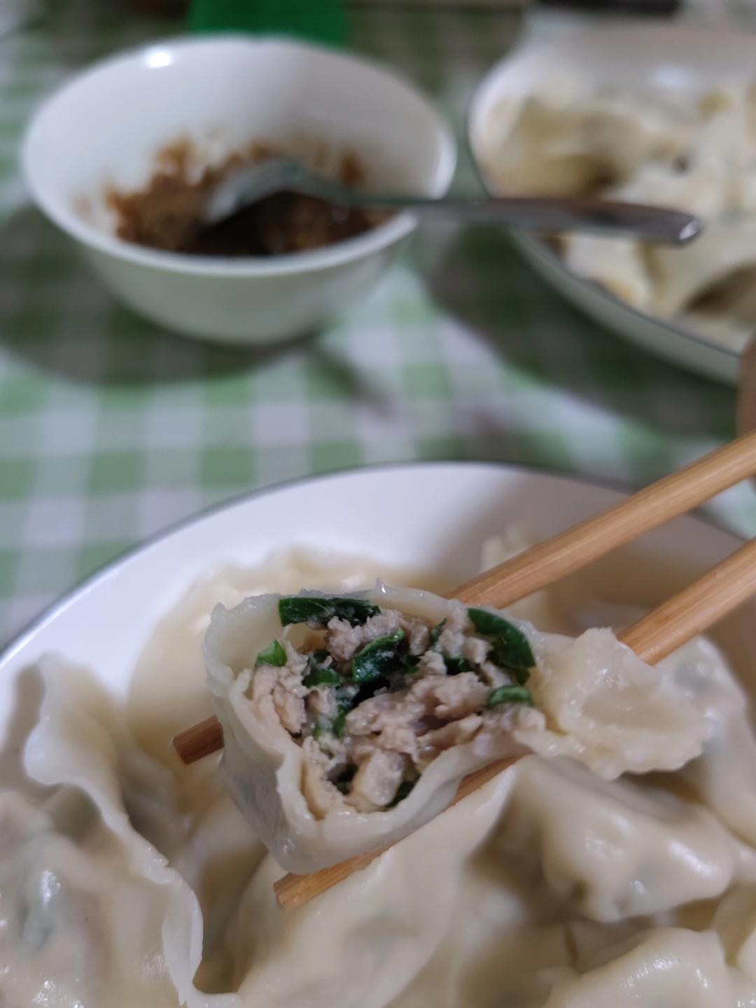 韭菜猪肉饺子(附擀皮和最简单的饺子包法)