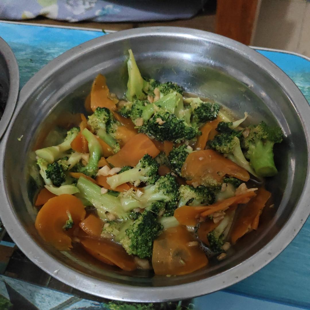 西蓝花炒胡萝卜清爽型～