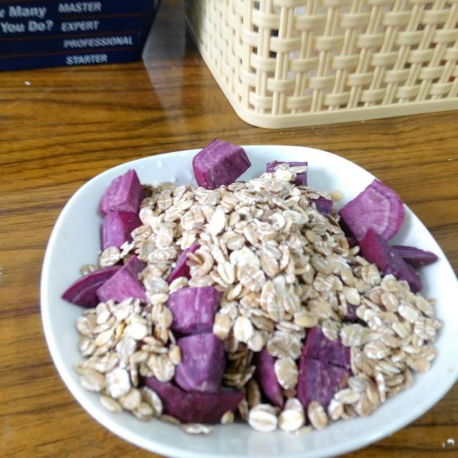 紫薯燕麦粥的做法 步骤2