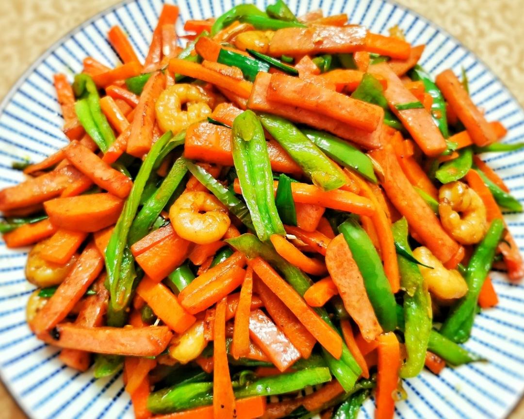 青椒胡萝卜炒虾仁火腿的做法