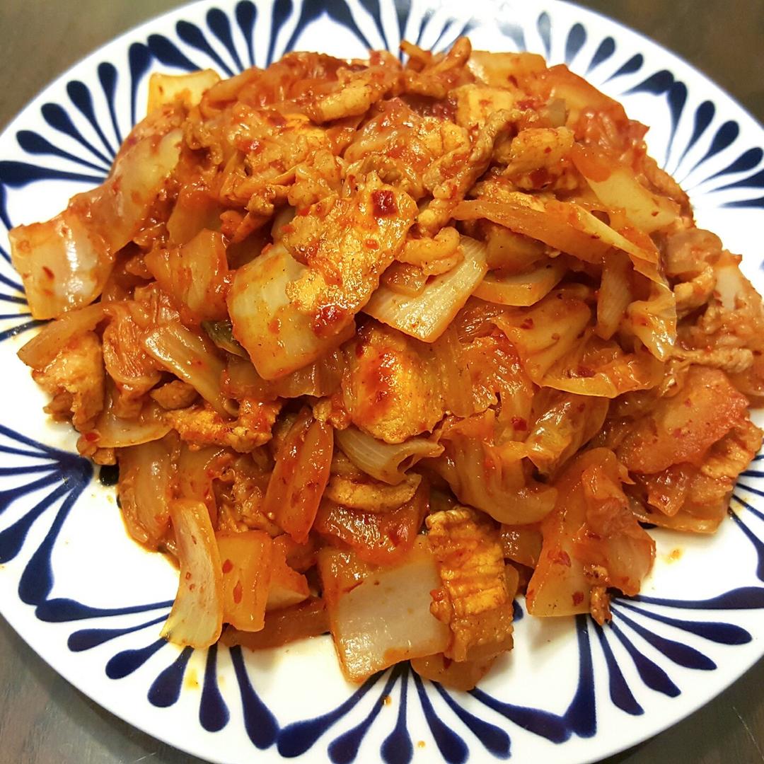 胖妞楠楠做的辣白菜炒五花肉