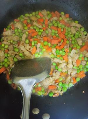 超下饭的豌豆胡萝卜炒肉的做法 步骤6