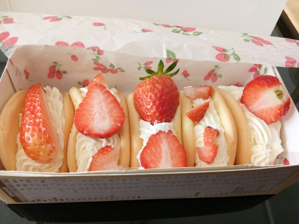 草莓抱抱蛋糕卷、附上详细花边挤法