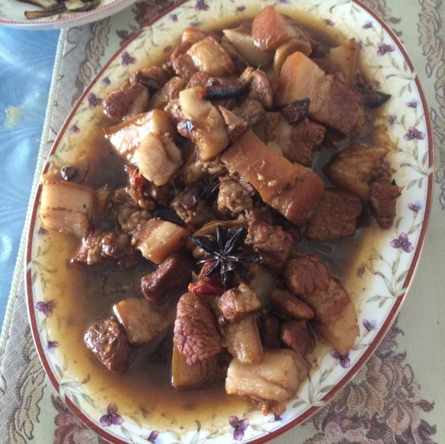 吃着碗里望着锅里的红烧肉