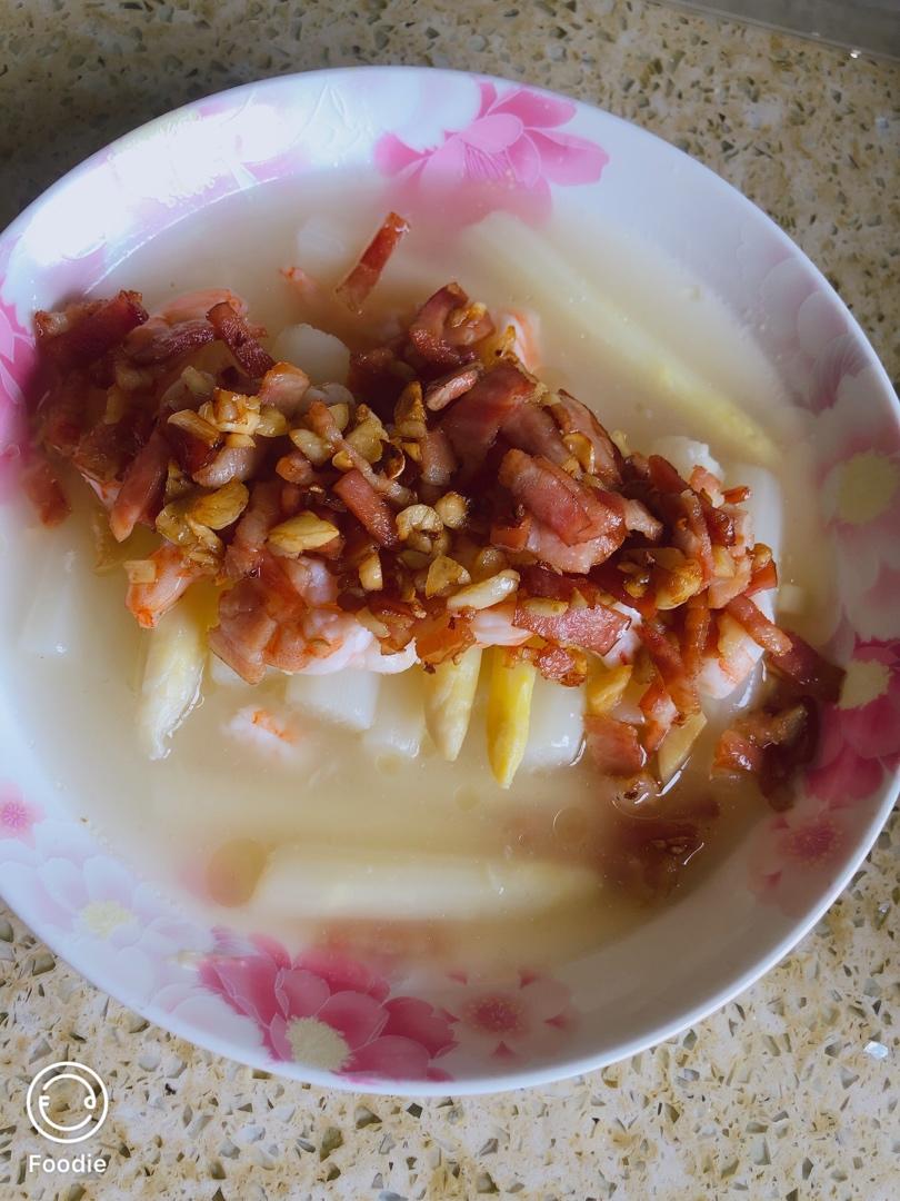 鲜甜白芦笋配焦香培根