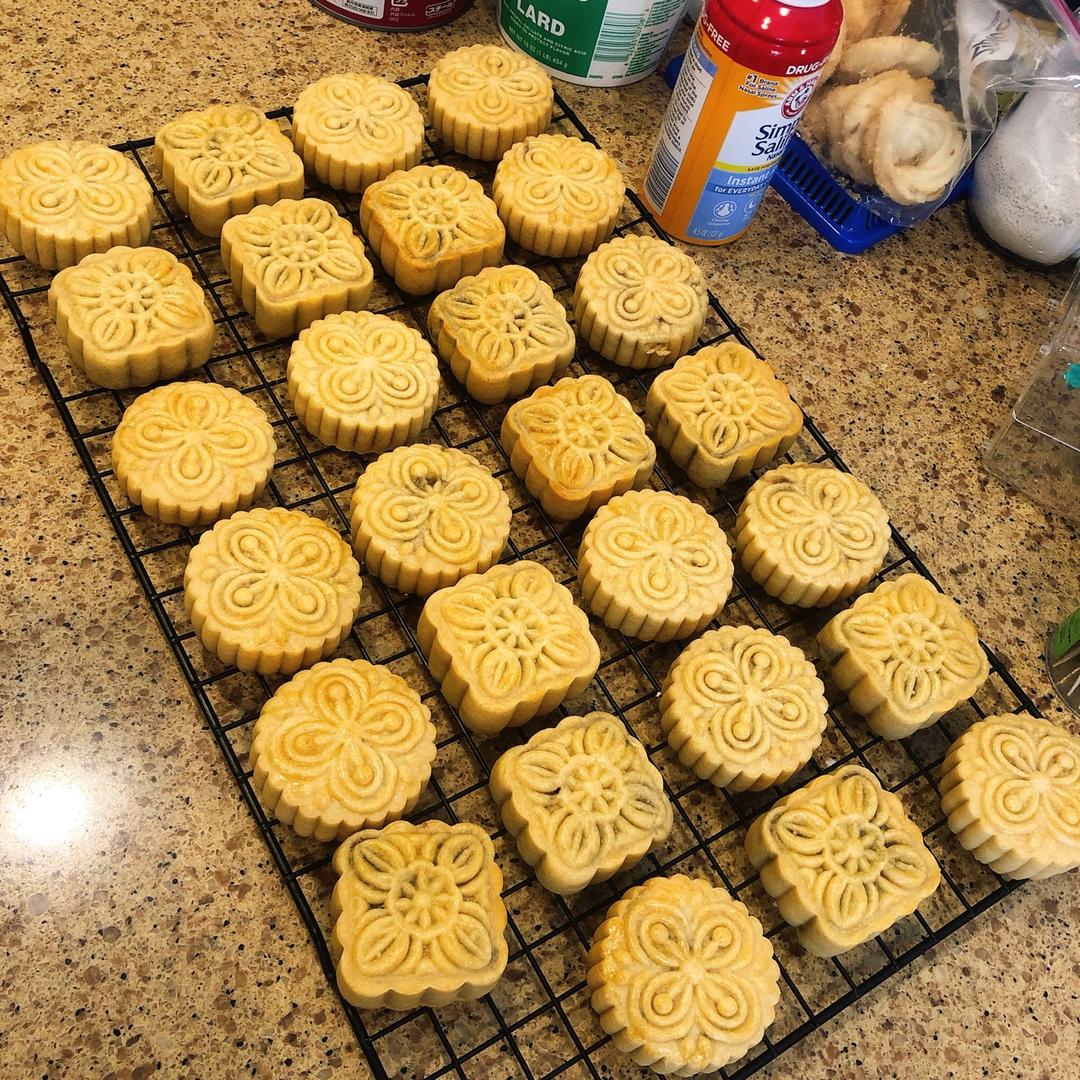 广式莲蓉月饼（75克、50克、各种规格都有）