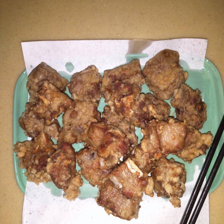 我家排骨从不红烧，加一些大蒜，出锅香喷喷，孩子吃完舔手指