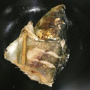 🔥农家美味💯紫苏炖鱼头的做法 步骤6