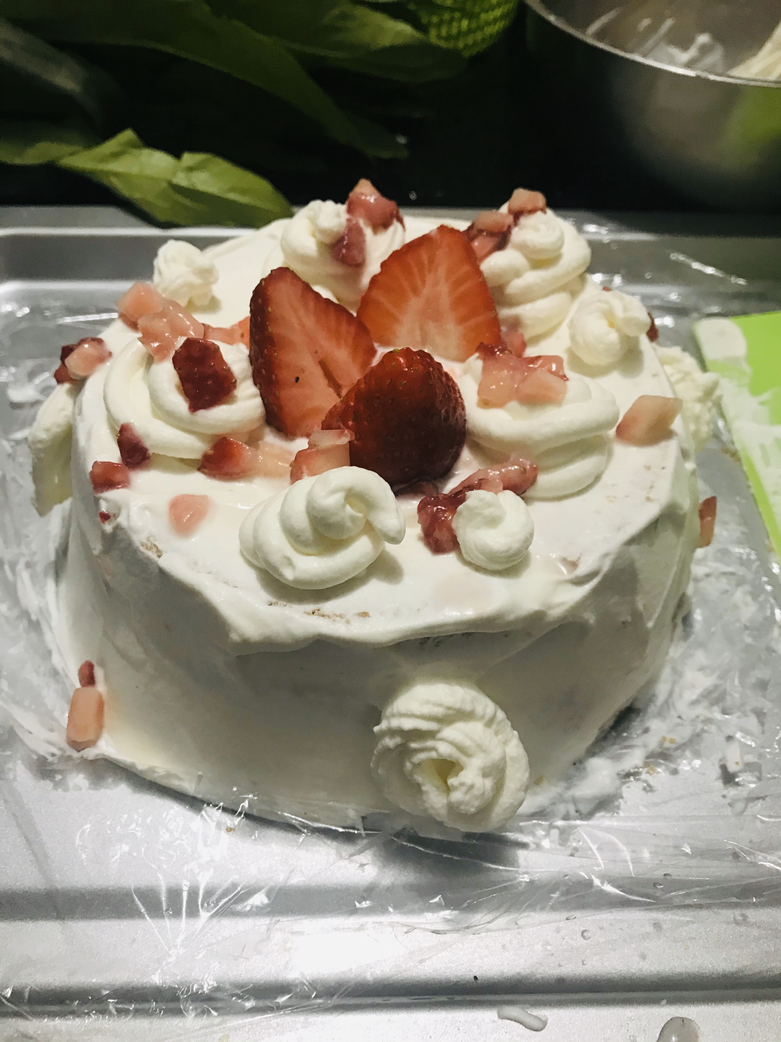 一点都不甜腻的草莓奶油蛋糕（6寸第一次做就成功了，反正比蛋糕店好恰，优秀）的做法