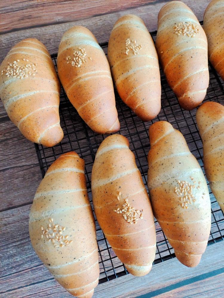 黑芝麻肉松盐面包