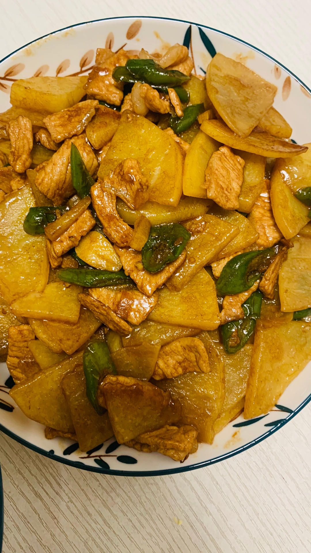 好久没吃肉了，做个土豆片炒肉，这样炒很下饭呀😄