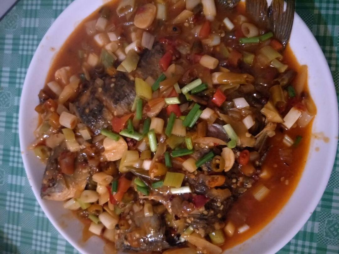 晒得尼玛曲黑1做的川味泡椒鲫鱼