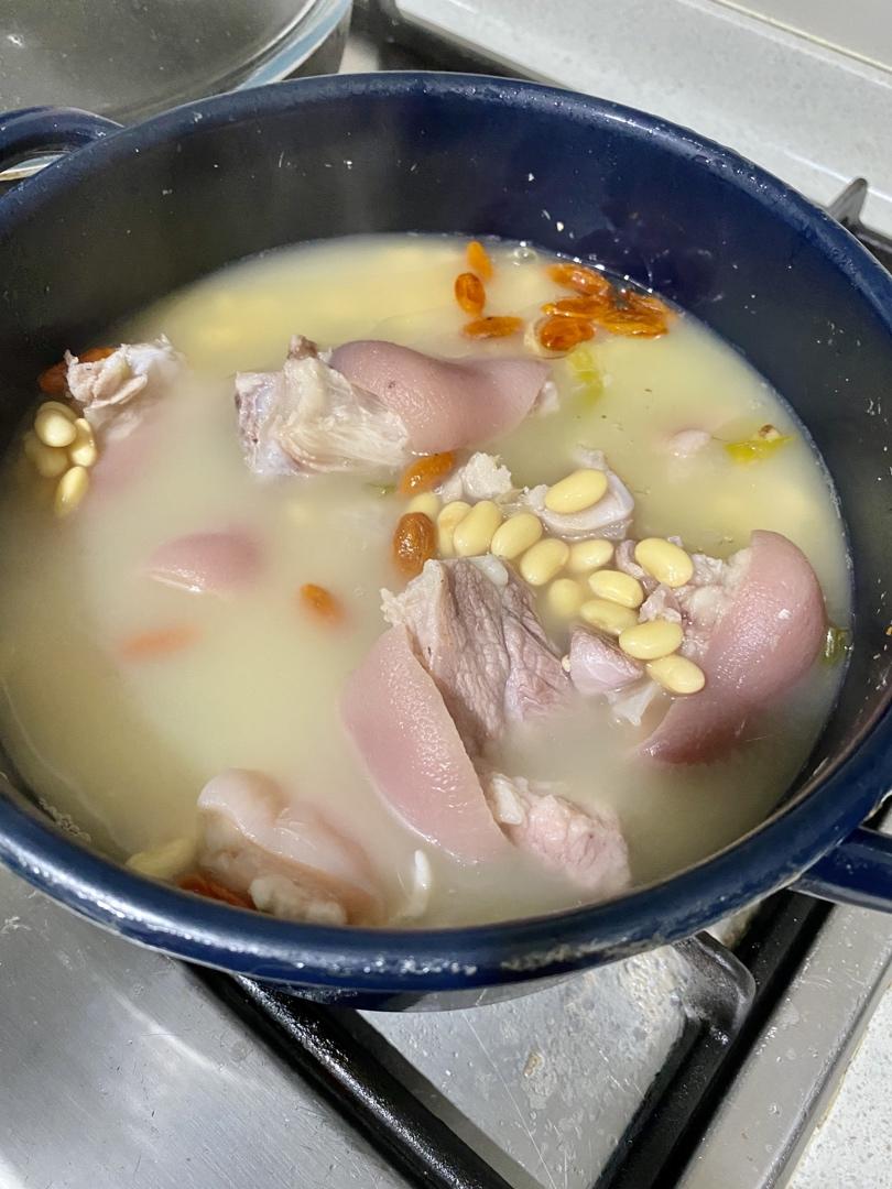 猪蹄炖黄豆汤（适合全家新手也能随意做）这也是超级赞的开奶汤哦
