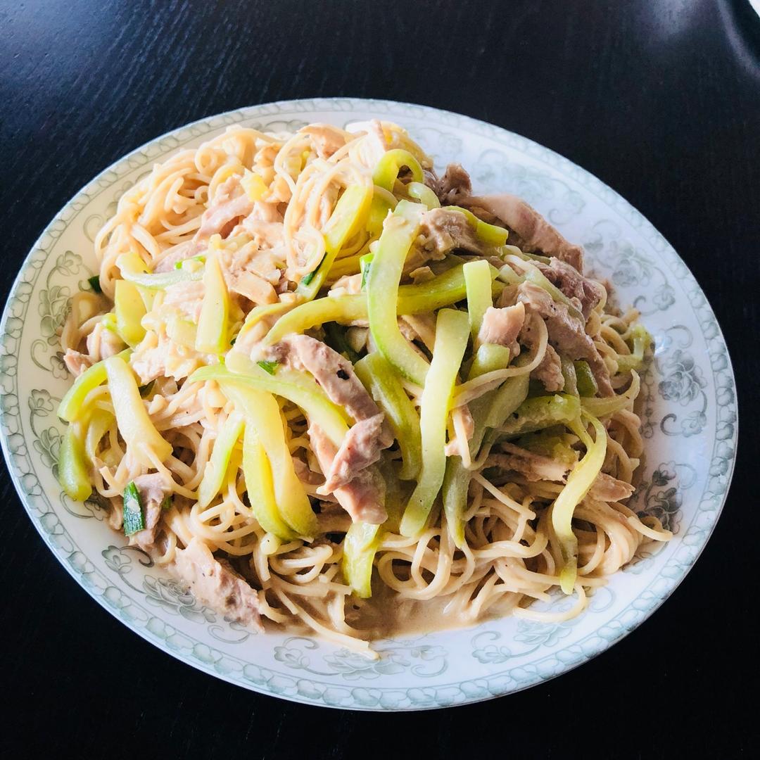 麻酱鸡肉面  Sesame paste Chicken Noodles