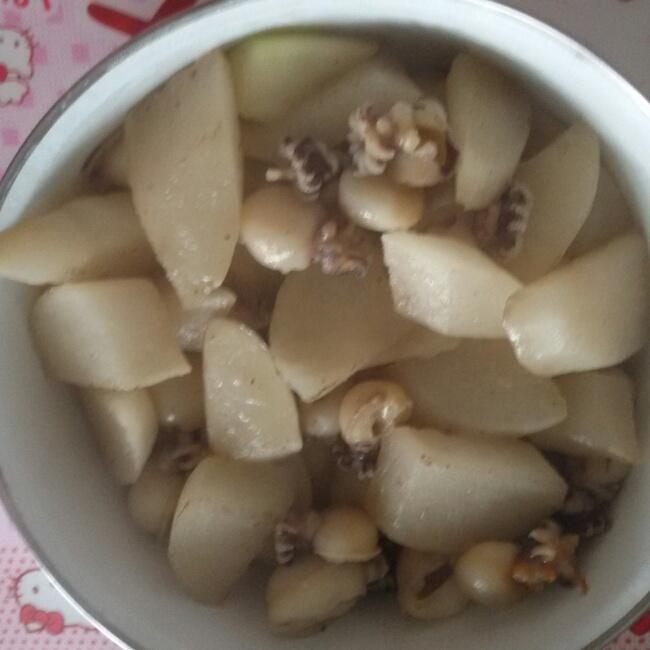 瘦身食谱：白萝卜烧墨斗鱼

原料：白萝卜、墨斗鱼、红尖椒、绿尖椒、葱、姜

调料：盐、味精、色拉油、高汤、淀粉

做法：1、白萝
