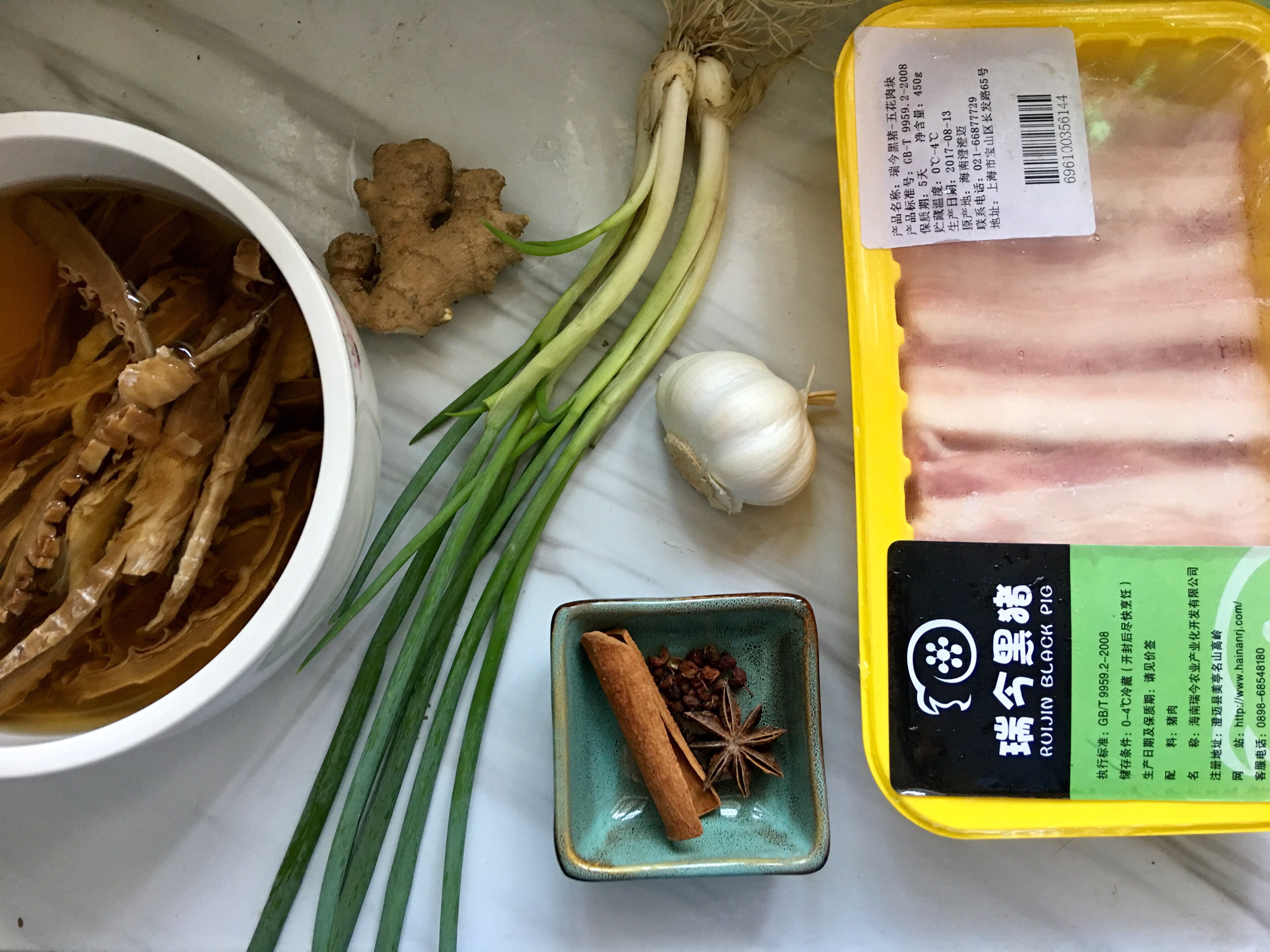 红烧肉炖笋干-下饭菜的做法 步骤1