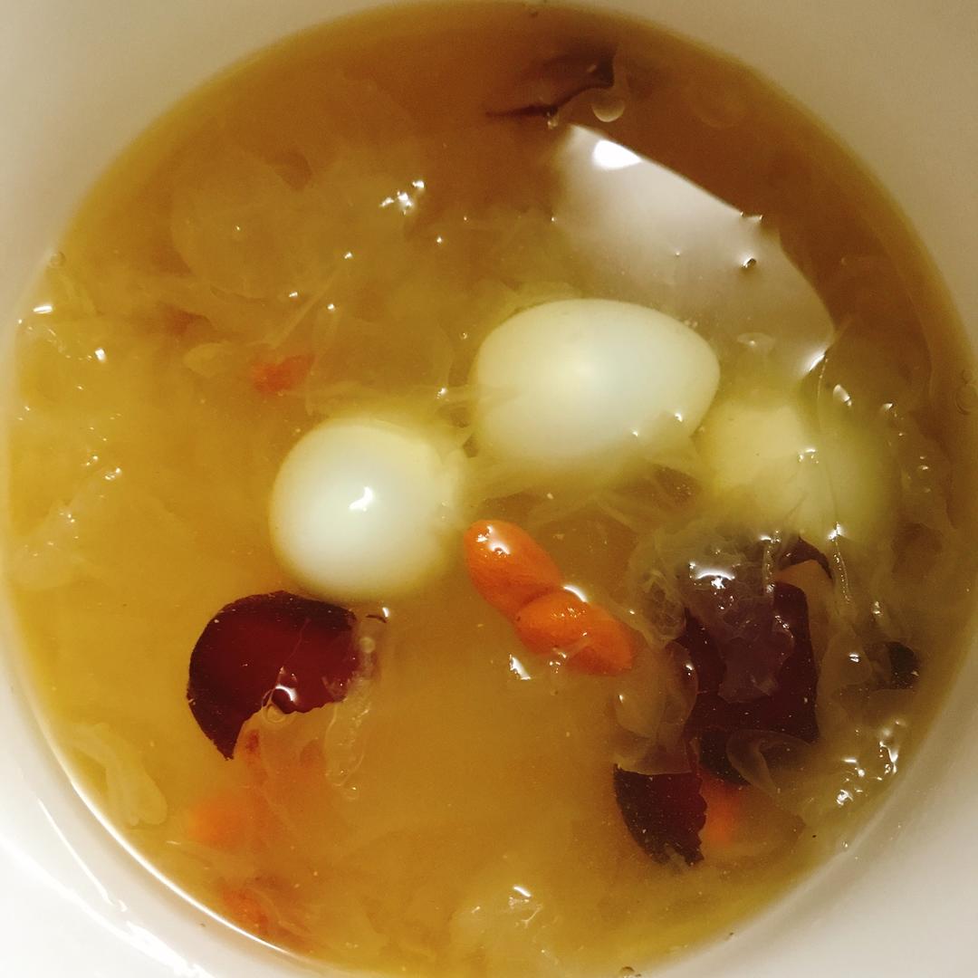 p0_2y做的冰糖银耳红枣糖水