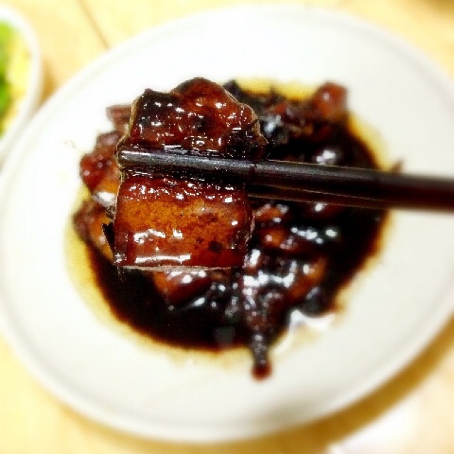 吃着碗里望着锅里的红烧肉