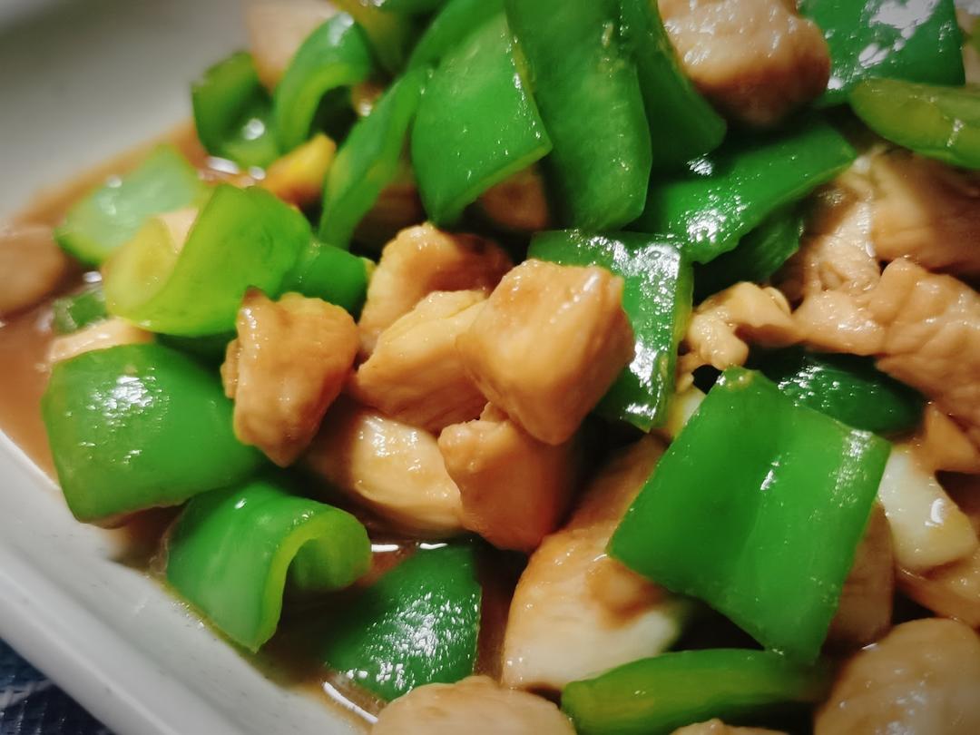青椒炒鸡丁的做法