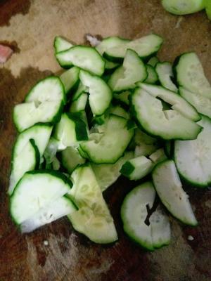 秋葵黄瓜炒肉片的做法 步骤2