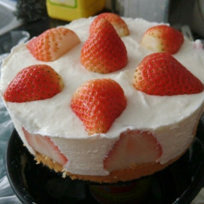 白巧克力草莓酸奶慕斯蛋糕