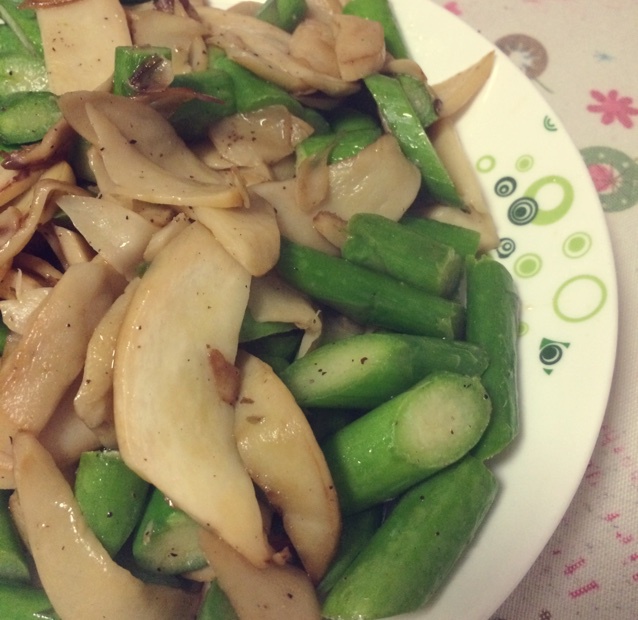 芦笋炒蘑菇