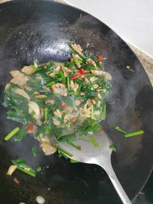 一口鲜香韭菜炒花甲的做法 步骤8