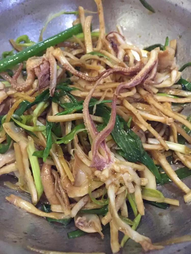 姜葱手撕鱿鱼的做法