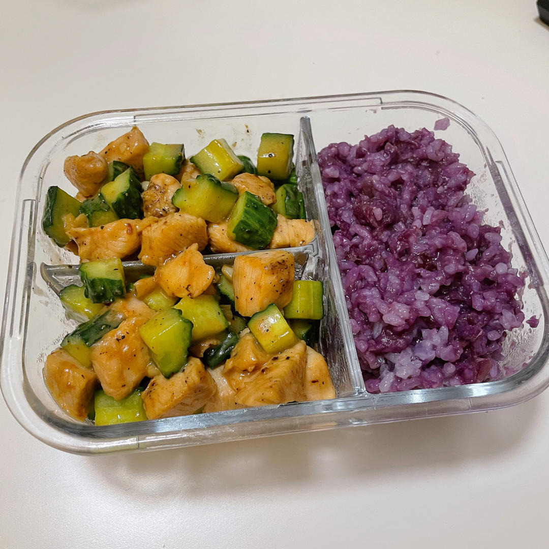 清爽好吃！低脂美味～黄瓜炒鸡胸肉丁