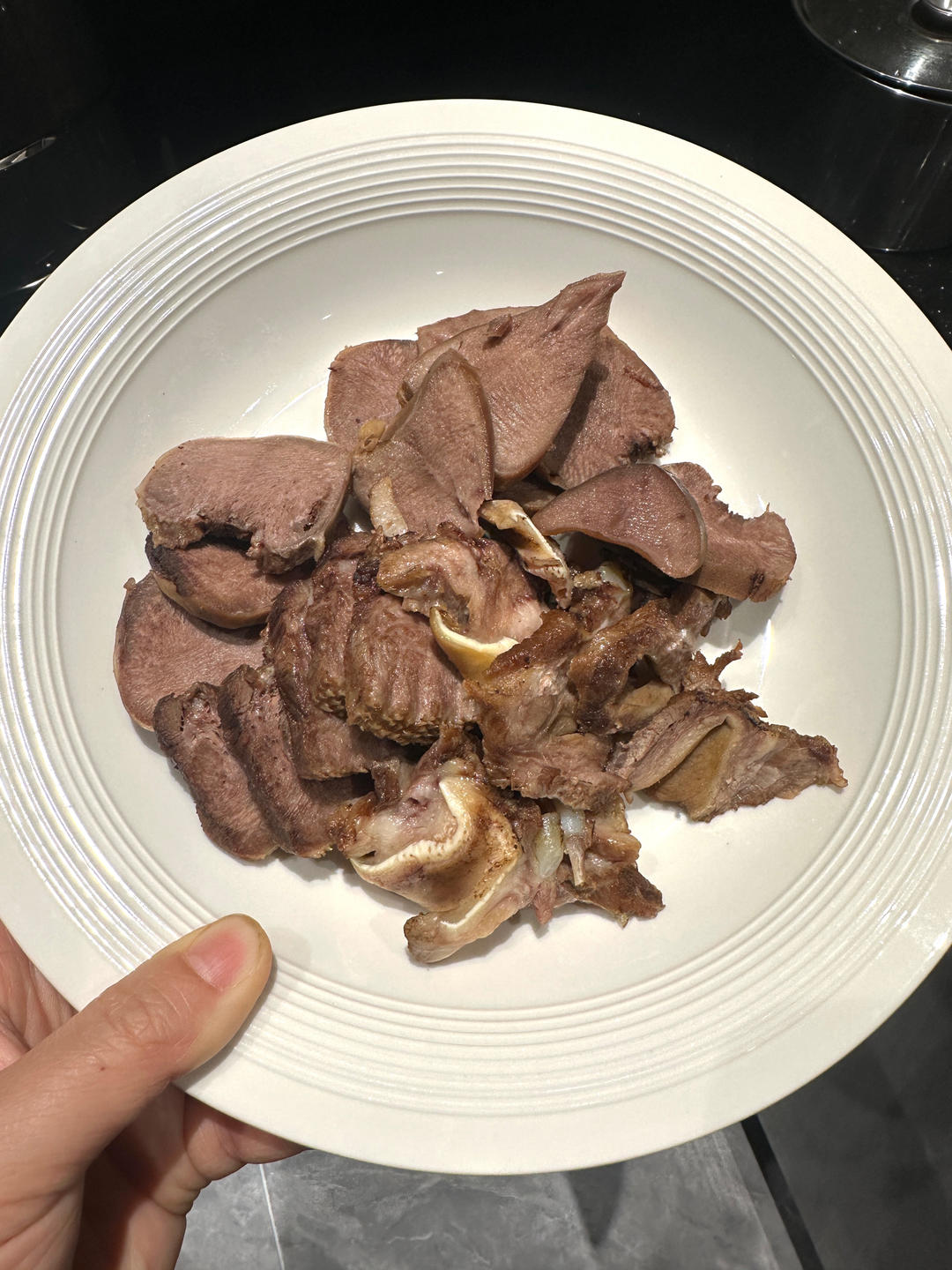 家常卤猪舌头蘸酱油