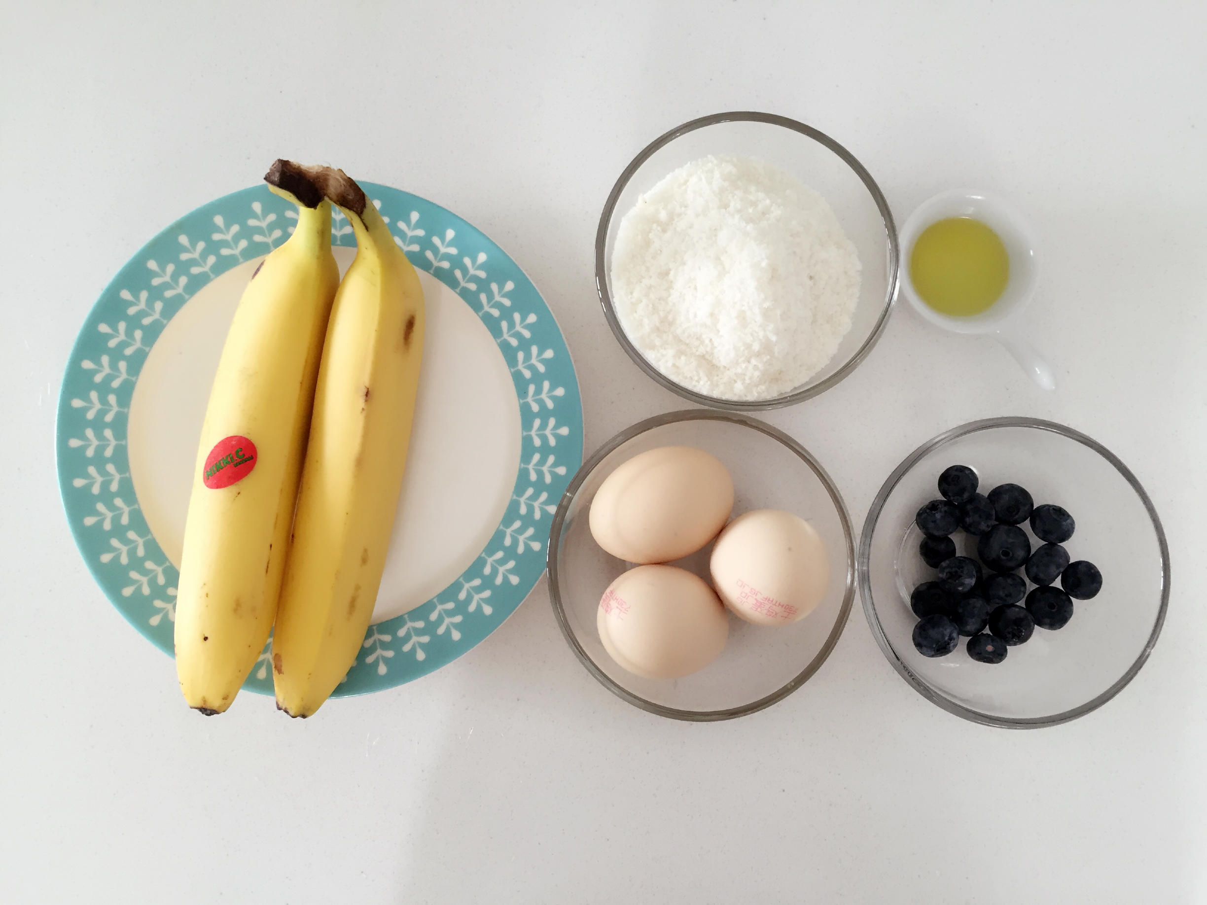 宝宝辅食：香蕉蓝莓松饼—香甜中带着微酸，口感绵软，蓝莓还可以强化宝宝视力哦！的做法 步骤1