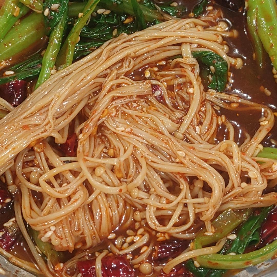 解馋减脂餐！酸辣开胃又下饭的菠菜拌金针菇