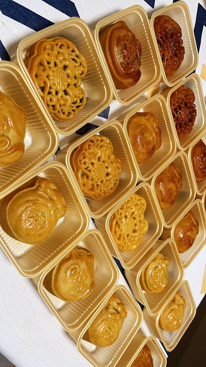 广式月饼—蛋黄莲蓉月饼